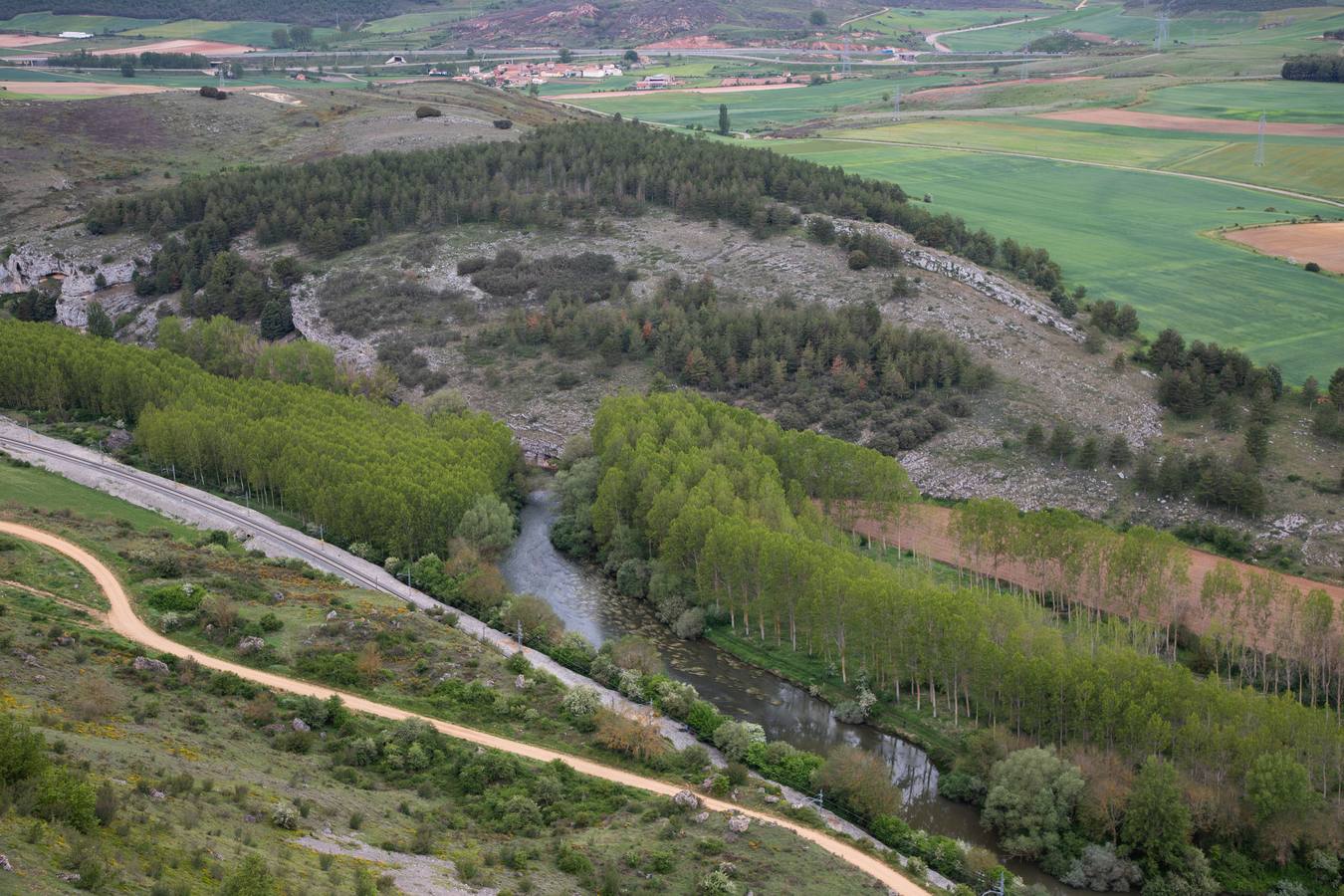 En la localidad palentina de Villaescusa de las Tuerces se levanta las gigantescas piedras en forma de setas, puentes y arcos naturales, cerrados callejones y umbrías covachuelas que dan lugar a un encantado paisaje en el que parecen habitar duendes y brujas