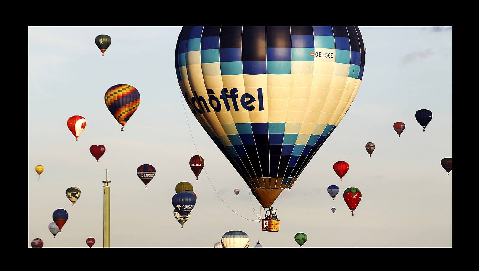 Cien globos aerostáticos sobrevolaron hace unos días la ciudad de Kaunas, en Lituania, para conmemorar los 100 años de independencia del estado báltico. El primer festival de este tipo se celebró en 1988 durante la época soviética, cuando estos artilugios asociados a la idea de libertad estaban formalmente prohibidos. Hasta la Primera Guerra Mundial, Lituania era una provincia del imperio ruso, que buscaba aplastar el nacionalismo e incluso prohibir el alfabeto lituano. En 1918 gracias al vacío de poder que creó el armisticio y el tratado de paz entre Alemania y Rusia lograron la independencia. En 2004 se adhirió a la UE y a la OTAN y en 2015 adoptó el euro.