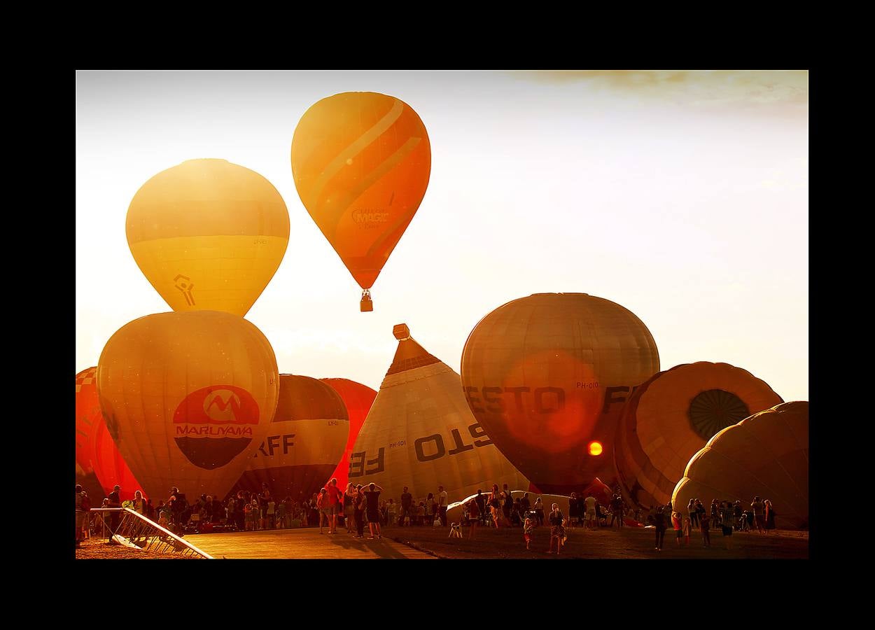 Cien globos aerostáticos sobrevolaron hace unos días la ciudad de Kaunas, en Lituania, para conmemorar los 100 años de independencia del estado báltico. El primer festival de este tipo se celebró en 1988 durante la época soviética, cuando estos artilugios asociados a la idea de libertad estaban formalmente prohibidos. Hasta la Primera Guerra Mundial, Lituania era una provincia del imperio ruso, que buscaba aplastar el nacionalismo e incluso prohibir el alfabeto lituano. En 1918 gracias al vacío de poder que creó el armisticio y el tratado de paz entre Alemania y Rusia lograron la independencia. En 2004 se adhirió a la UE y a la OTAN y en 2015 adoptó el euro.