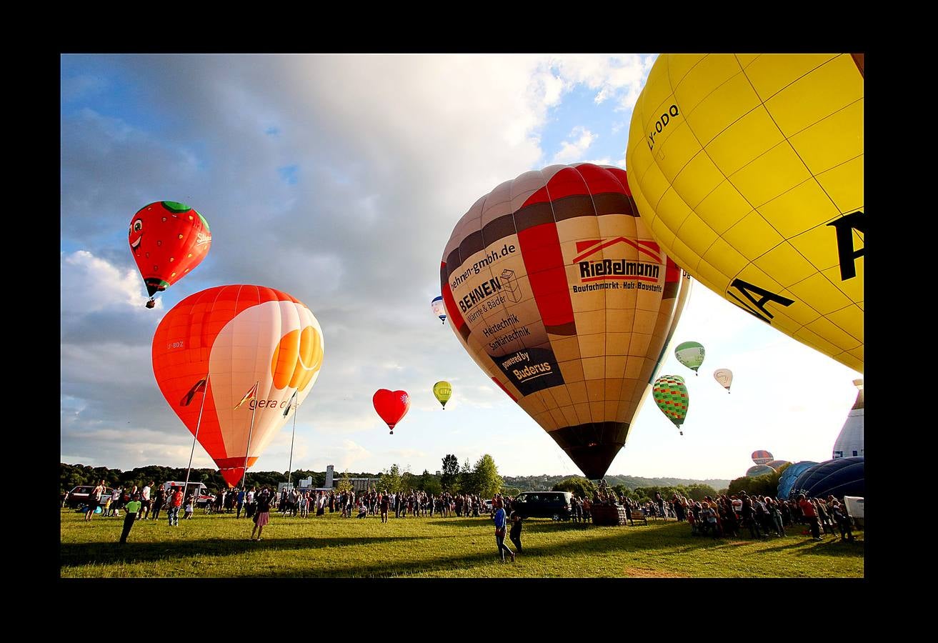 Cien globos aerostáticos sobrevolaron hace unos días la ciudad de Kaunas, en Lituania, para conmemorar los 100 años de independencia del estado báltico. El primer festival de este tipo se celebró en 1988 durante la época soviética, cuando estos artilugios asociados a la idea de libertad estaban formalmente prohibidos. Hasta la Primera Guerra Mundial, Lituania era una provincia del imperio ruso, que buscaba aplastar el nacionalismo e incluso prohibir el alfabeto lituano. En 1918 gracias al vacío de poder que creó el armisticio y el tratado de paz entre Alemania y Rusia lograron la independencia. En 2004 se adhirió a la UE y a la OTAN y en 2015 adoptó el euro.