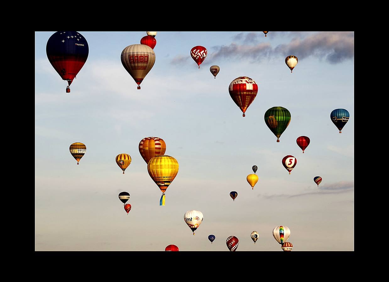 Cien globos aerostáticos sobrevolaron hace unos días la ciudad de Kaunas, en Lituania, para conmemorar los 100 años de independencia del estado báltico. El primer festival de este tipo se celebró en 1988 durante la época soviética, cuando estos artilugios asociados a la idea de libertad estaban formalmente prohibidos. Hasta la Primera Guerra Mundial, Lituania era una provincia del imperio ruso, que buscaba aplastar el nacionalismo e incluso prohibir el alfabeto lituano. En 1918 gracias al vacío de poder que creó el armisticio y el tratado de paz entre Alemania y Rusia lograron la independencia. En 2004 se adhirió a la UE y a la OTAN y en 2015 adoptó el euro.