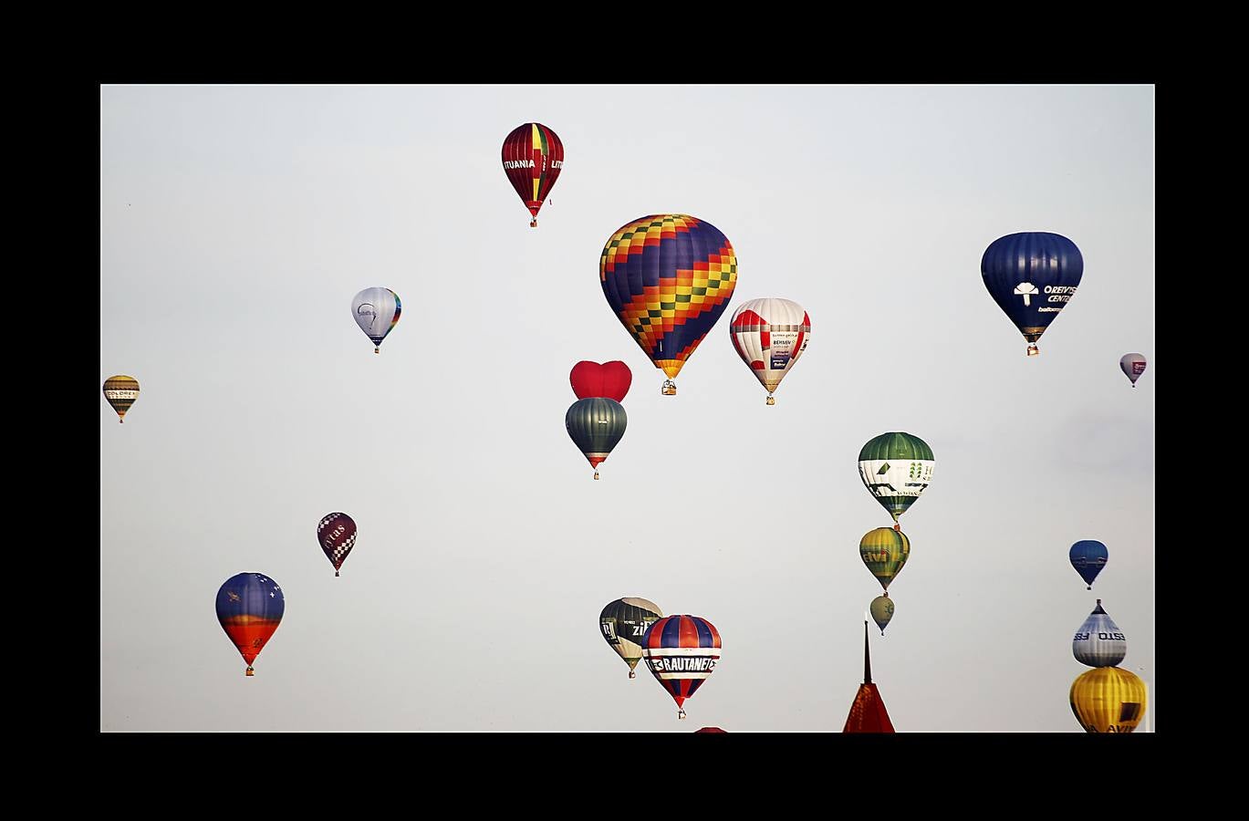 Cien globos aerostáticos sobrevolaron hace unos días la ciudad de Kaunas, en Lituania, para conmemorar los 100 años de independencia del estado báltico. El primer festival de este tipo se celebró en 1988 durante la época soviética, cuando estos artilugios asociados a la idea de libertad estaban formalmente prohibidos. Hasta la Primera Guerra Mundial, Lituania era una provincia del imperio ruso, que buscaba aplastar el nacionalismo e incluso prohibir el alfabeto lituano. En 1918 gracias al vacío de poder que creó el armisticio y el tratado de paz entre Alemania y Rusia lograron la independencia. En 2004 se adhirió a la UE y a la OTAN y en 2015 adoptó el euro.