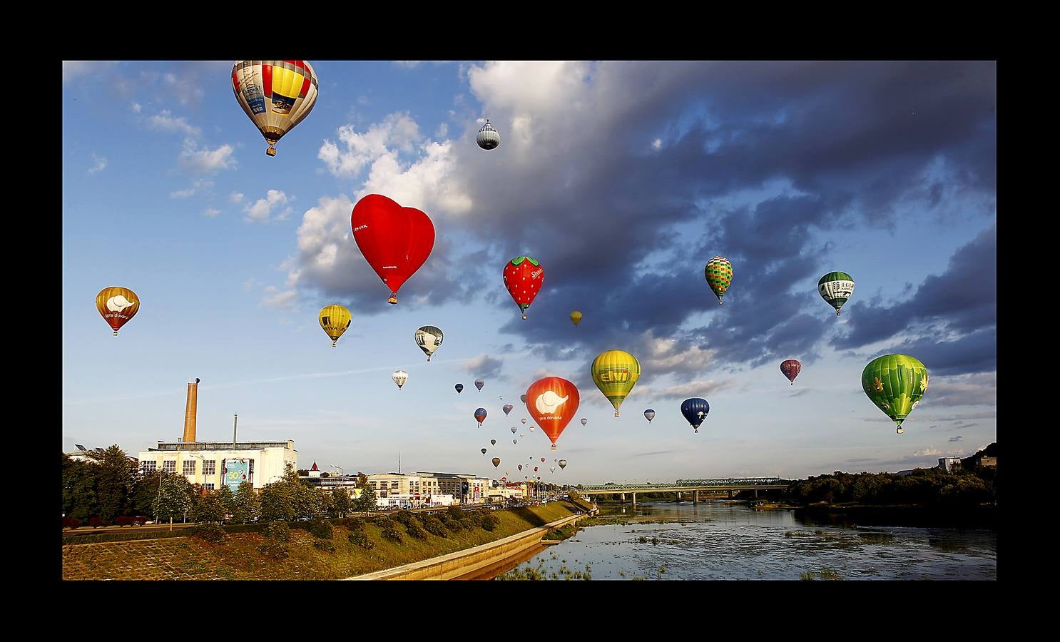 Cien globos aerostáticos sobrevolaron hace unos días la ciudad de Kaunas, en Lituania, para conmemorar los 100 años de independencia del estado báltico. El primer festival de este tipo se celebró en 1988 durante la época soviética, cuando estos artilugios asociados a la idea de libertad estaban formalmente prohibidos. Hasta la Primera Guerra Mundial, Lituania era una provincia del imperio ruso, que buscaba aplastar el nacionalismo e incluso prohibir el alfabeto lituano. En 1918 gracias al vacío de poder que creó el armisticio y el tratado de paz entre Alemania y Rusia lograron la independencia. En 2004 se adhirió a la UE y a la OTAN y en 2015 adoptó el euro.