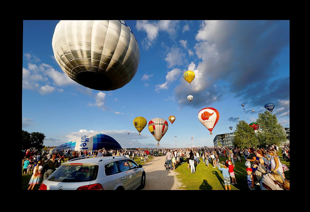 Cien globos aerostáticos sobrevolaron hace unos días la ciudad de Kaunas, en Lituania, para conmemorar los 100 años de independencia del estado báltico. El primer festival de este tipo se celebró en 1988 durante la época soviética, cuando estos artilugios asociados a la idea de libertad estaban formalmente prohibidos. Hasta la Primera Guerra Mundial, Lituania era una provincia del imperio ruso, que buscaba aplastar el nacionalismo e incluso prohibir el alfabeto lituano. En 1918 gracias al vacío de poder que creó el armisticio y el tratado de paz entre Alemania y Rusia lograron la independencia. En 2004 se adhirió a la UE y a la OTAN y en 2015 adoptó el euro.