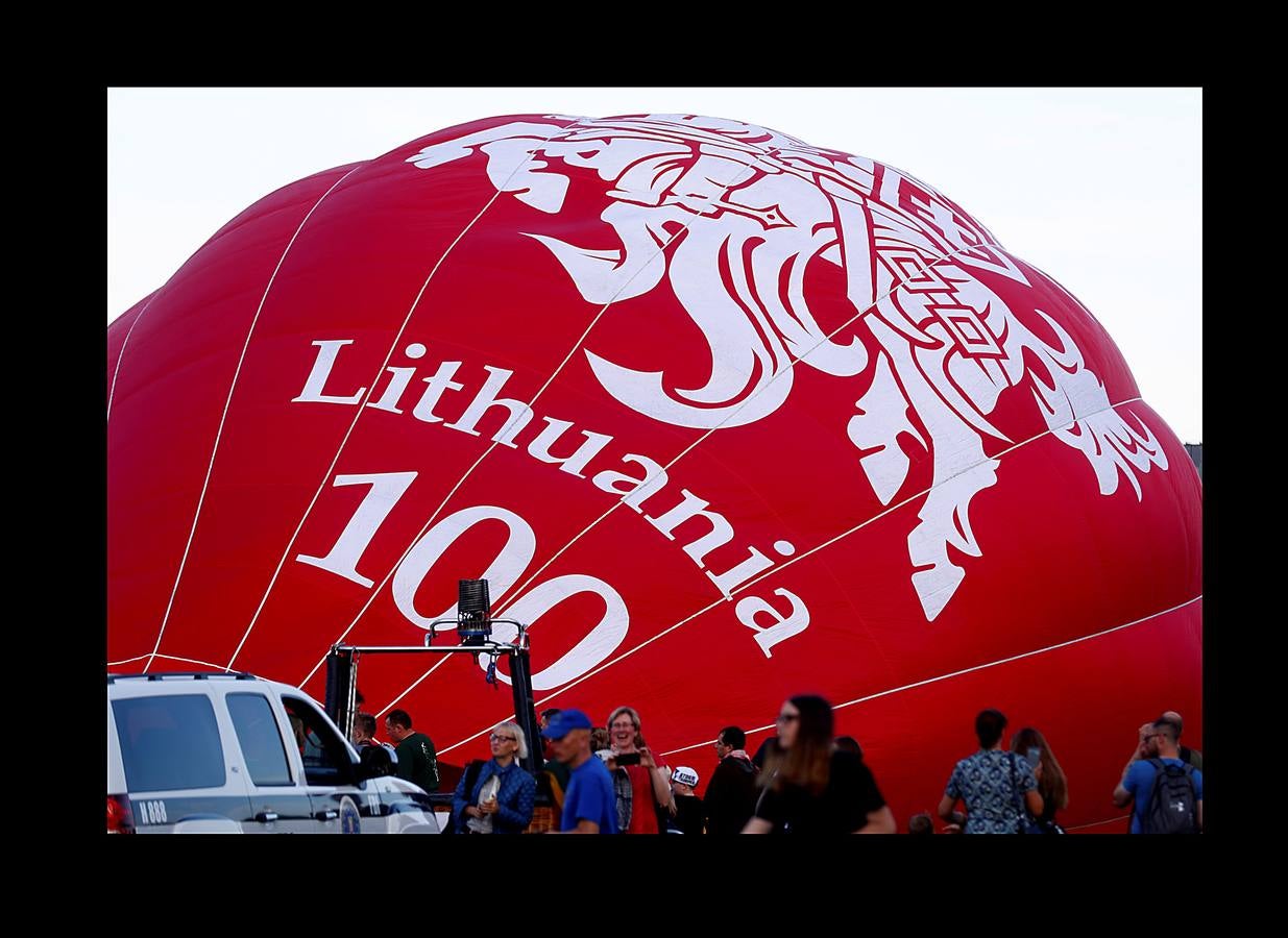 Cien globos aerostáticos sobrevolaron hace unos días la ciudad de Kaunas, en Lituania, para conmemorar los 100 años de independencia del estado báltico. El primer festival de este tipo se celebró en 1988 durante la época soviética, cuando estos artilugios asociados a la idea de libertad estaban formalmente prohibidos. Hasta la Primera Guerra Mundial, Lituania era una provincia del imperio ruso, que buscaba aplastar el nacionalismo e incluso prohibir el alfabeto lituano. En 1918 gracias al vacío de poder que creó el armisticio y el tratado de paz entre Alemania y Rusia lograron la independencia. En 2004 se adhirió a la UE y a la OTAN y en 2015 adoptó el euro.