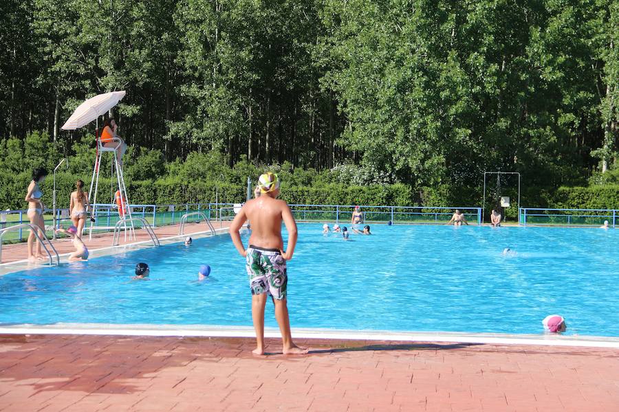 Localizadas en un entorno inmejorable, las piscinas de Valencia de Don Juan, al sur de León, cuentan con un gran número de atractivos para el disfrute de sus visitantes,