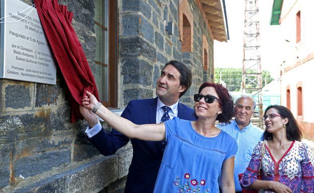 La alcaldesa de Villagatón en una inauguración.