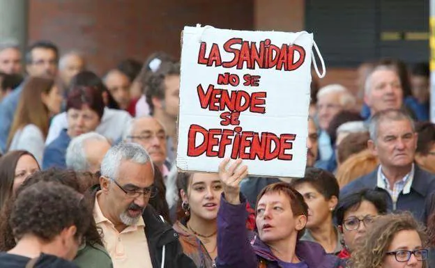 Imagen de una concentración en defensa de la sanidad en León.