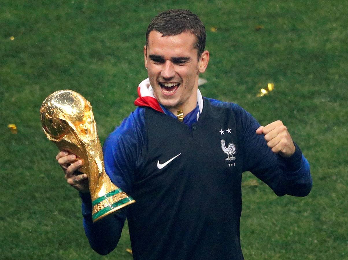 La selección francesa celebra su segunda estrella en la camiseta tras derrotar en la final a Croacia (4-2).