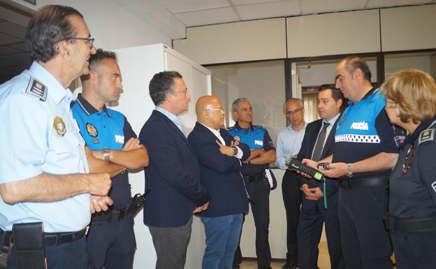 Tráfico entrega a la Policía Local de León un etilómetro de última generación para los controles de alcoholemia