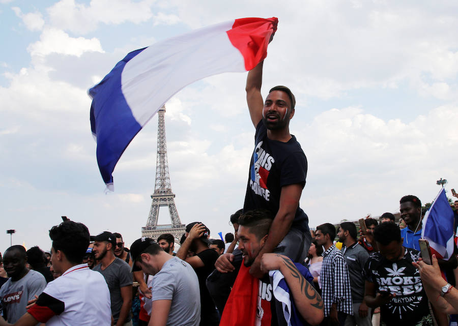 Los franceses se han echado a las calles de París apra celebrar el Mundial que ha ganado su selección en rusia.