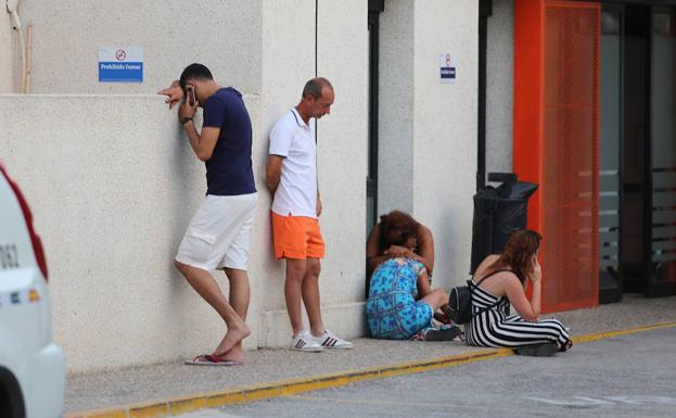 Familiares de la víctima lloran desconsolados en la puerta de urgencias del Rafael Méndez. 