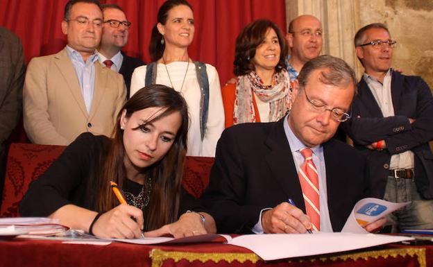 Villarroel y Silván, durante la firma del acuerdo de investidura. 