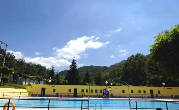 Piscina de la localidad de Pola de Gordón