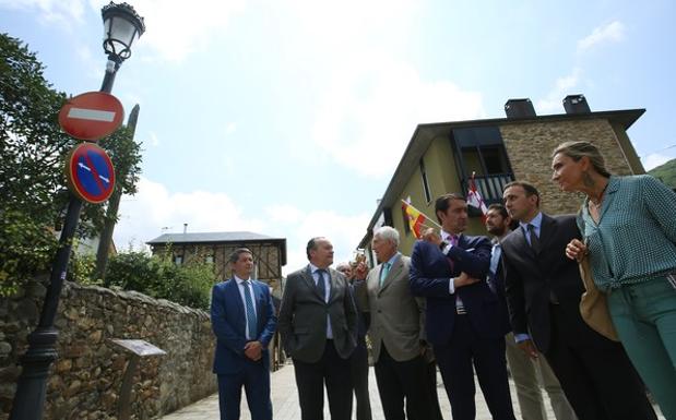 Juan Carlos Suárez-Quiñones, junto a varias autoridades locales, durante la visita a los sensores de prueba.