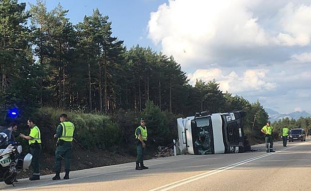 La Guardia Civil somete al conductor del camión a una prueba de alcoholemia. 