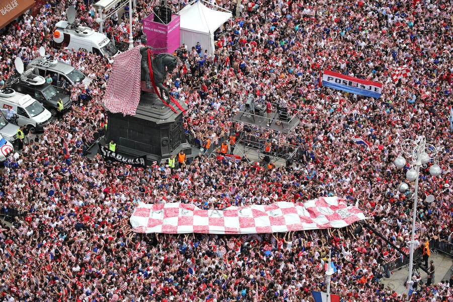 Miles de personas aclaman en Zagreb a los integrantes de la selección croata, subcampeona en el Mundial Rusia. 