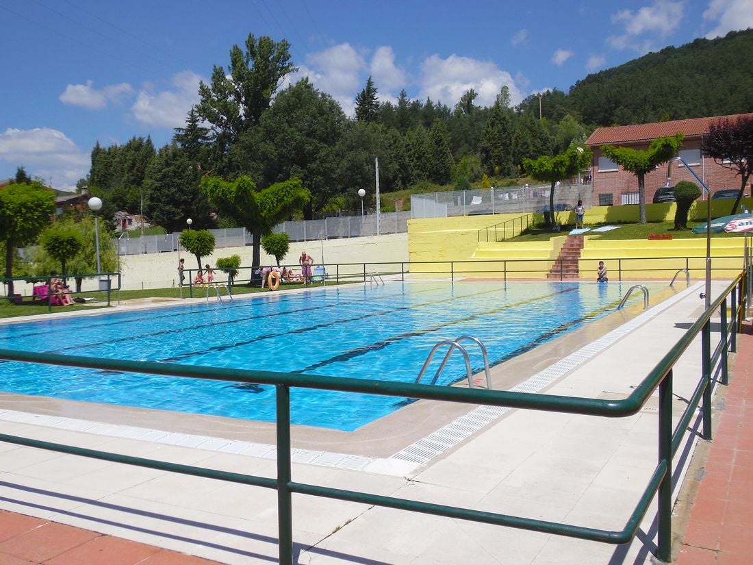 En uno de los lugares con más encanto de la provincia, el verano llega a este paraje con la paz y la tranquilidad de poder tomarse un baño en el que disfrutar con los cinco sentidos. 