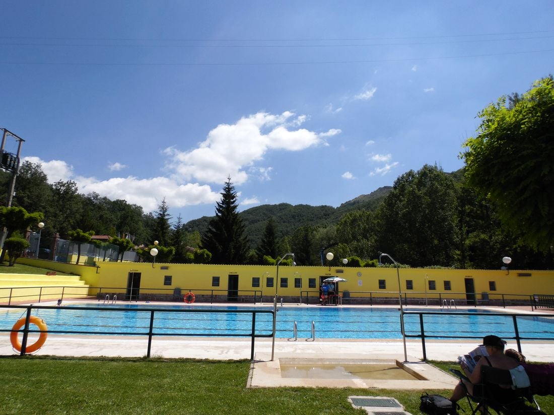 En uno de los lugares con más encanto de la provincia, el verano llega a este paraje con la paz y la tranquilidad de poder tomarse un baño en el que disfrutar con los cinco sentidos. 