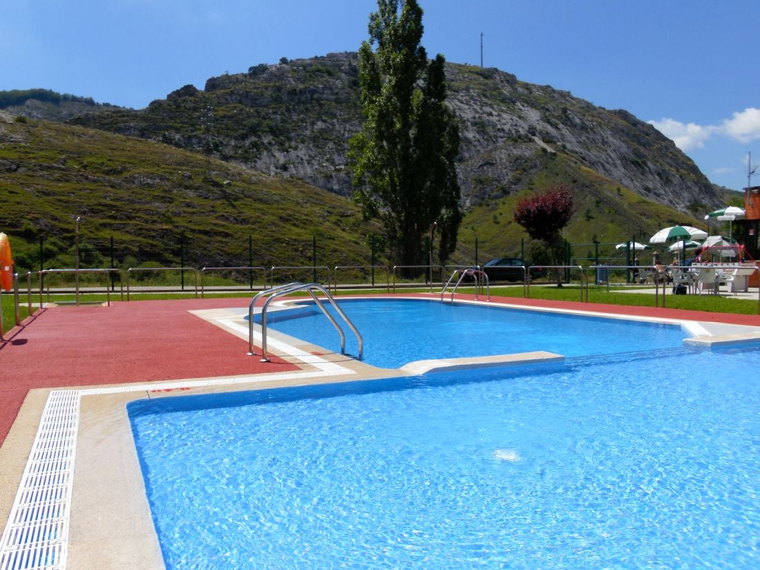 En uno de los lugares con más encanto de la provincia, el verano llega a este paraje con la paz y la tranquilidad de poder tomarse un baño en el que disfrutar con los cinco sentidos. 