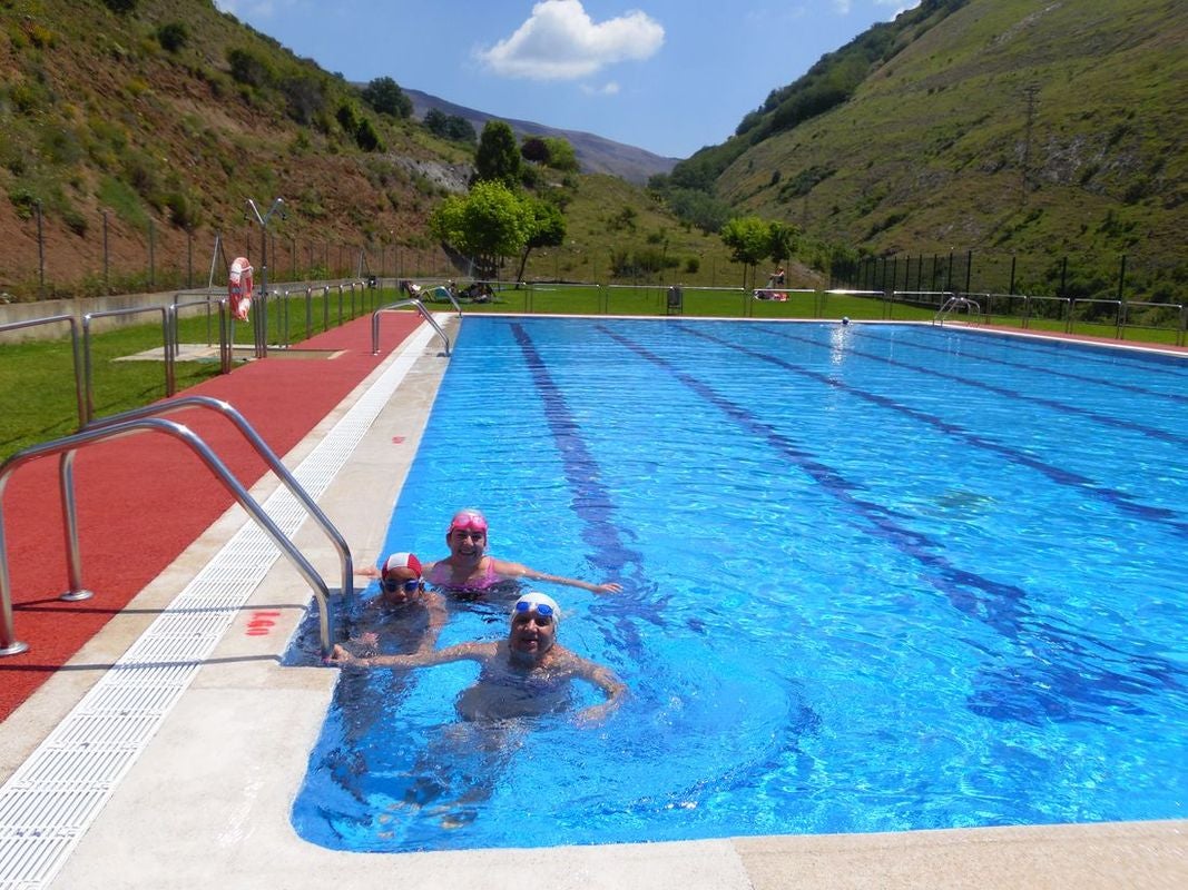 En uno de los lugares con más encanto de la provincia, el verano llega a este paraje con la paz y la tranquilidad de poder tomarse un baño en el que disfrutar con los cinco sentidos. 