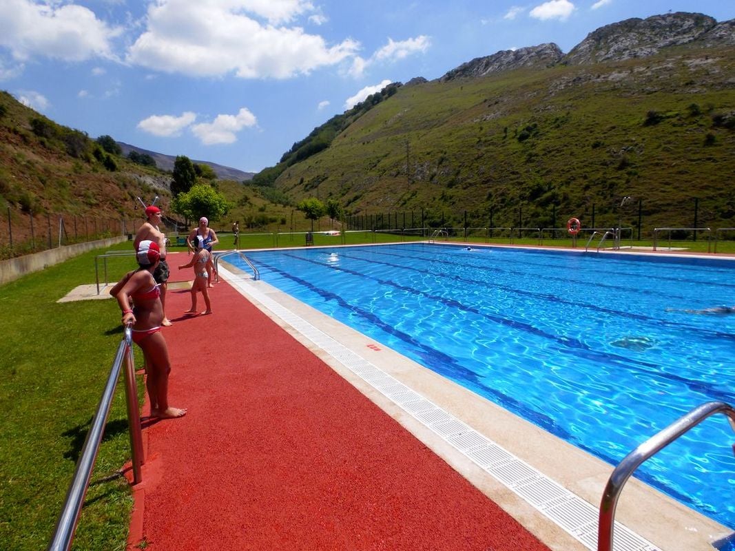 En uno de los lugares con más encanto de la provincia, el verano llega a este paraje con la paz y la tranquilidad de poder tomarse un baño en el que disfrutar con los cinco sentidos. 