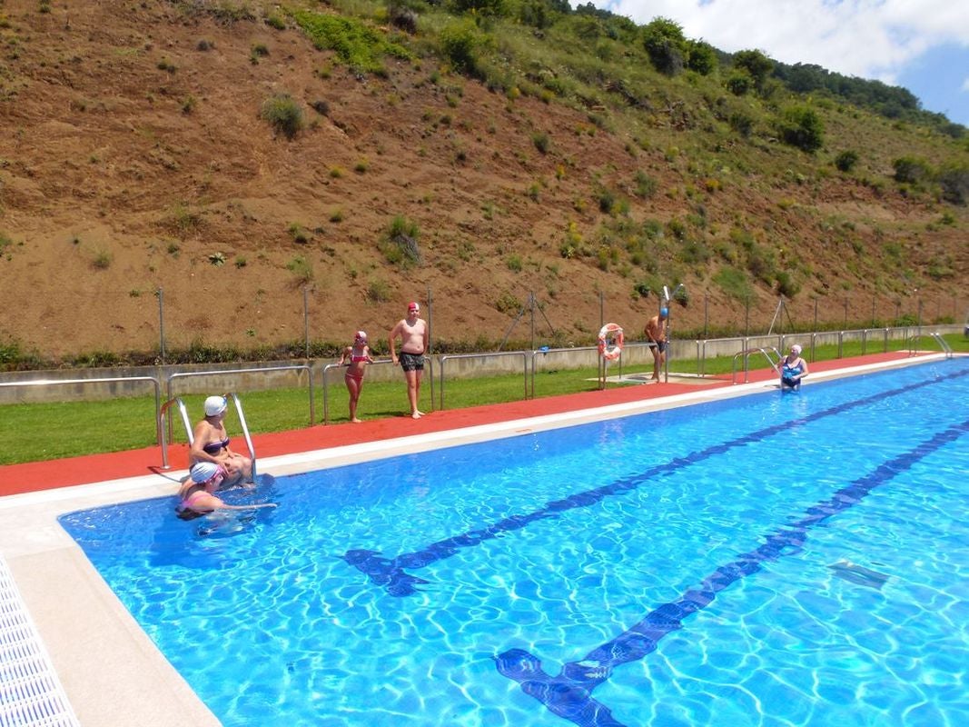 En uno de los lugares con más encanto de la provincia, el verano llega a este paraje con la paz y la tranquilidad de poder tomarse un baño en el que disfrutar con los cinco sentidos. 