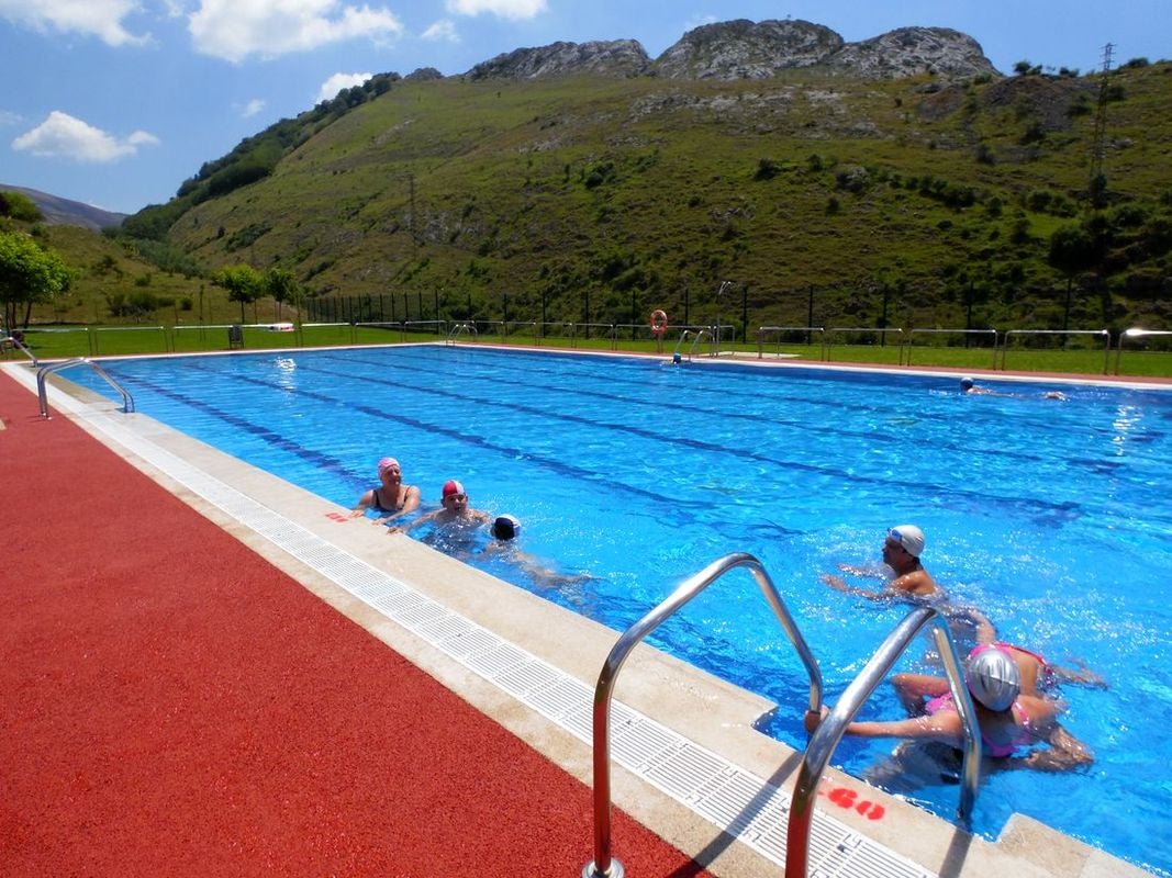 En uno de los lugares con más encanto de la provincia, el verano llega a este paraje con la paz y la tranquilidad de poder tomarse un baño en el que disfrutar con los cinco sentidos. 