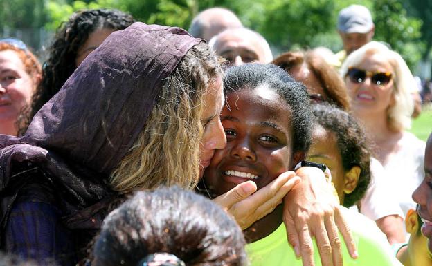 Alicia García participa en la jornada de encuentro con las familias acogedoras y los niños saharauis que participan en el programa 'Vacaciones en Paz'