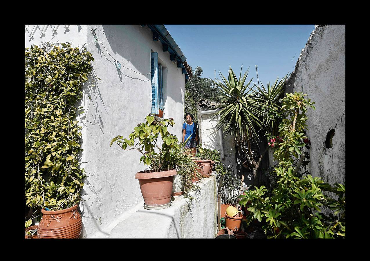 El distrito de Anafiotika, en Atenas, tiene el aire de un pintoresco pueblo de piedra sacado de las islas Cícladas, pero se encuentra a los pies de la Acrópolis. Quien ascienda por las estrechas y sinuosas calles del distrito de Plaka se sorprenderá ante la vista de un pueblo casi idéntico a los de las islas del mar Egeo. De hecho, las cien casas con techos de tejas, conocidas como Anafiotika, son tan antiguas como la capital griega moderna. Y es que para devolver a la ciudad su gloria clásica tras la guerra contra el imperio Otomano, el rey de Grecia invitó a los mejores canteros de la isla egea de Anafi a trabajar en su reconstrucción.