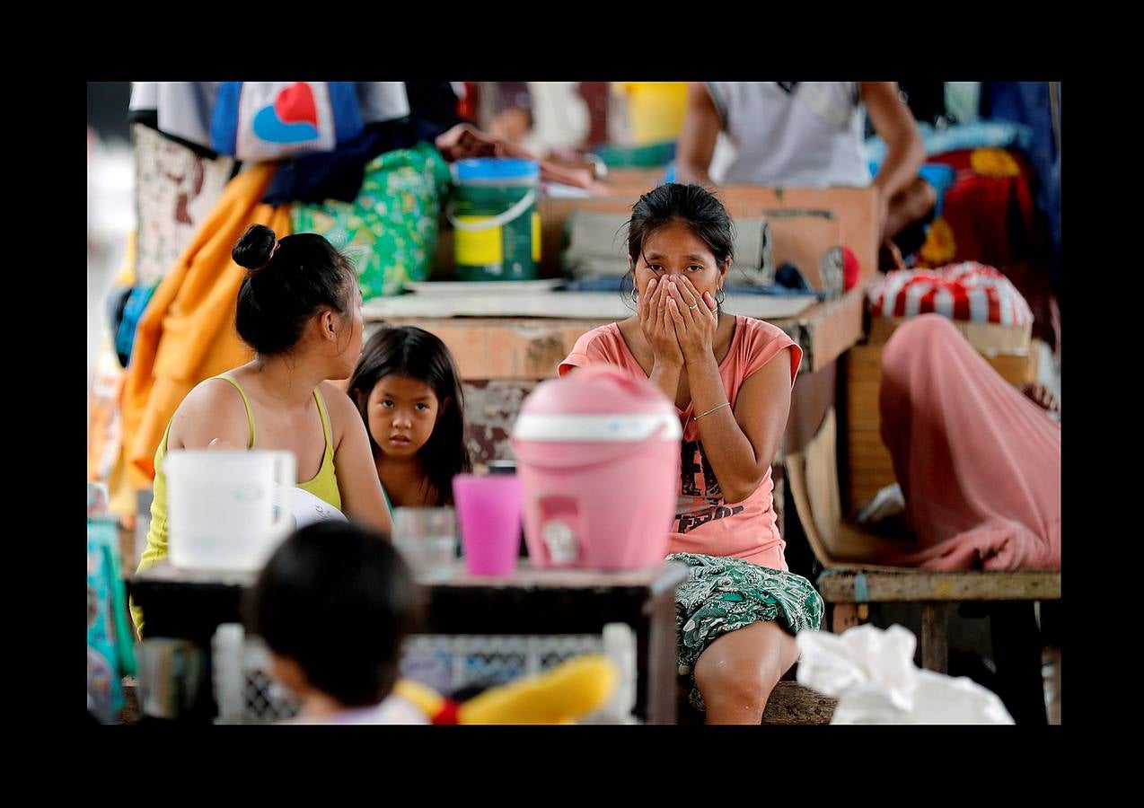 En Filipinas, cuando llueve, llueve de verdad. Las calles se inundan, los mares se vuelven peligrosos, algunas rutas quedan intransitables y son habituales las cancelaciones de los ferrys y autobuses. Es lo que sucede estos días en varias provincias del Área de Manila y regiones cercanas. Las intensas precipitaciones generadas por el monzón del sudoeste y el paso de la tormenta tropical Son-Tinh han provocado serias inundaciones en estas zonas. Pero lo más complicado son los tifones, que pueden llegar en cualquier momento entre junio y finales de noviembre, en especial en las islas de Visayas y Luzón, donde están tomadas una parte de las fotografías.