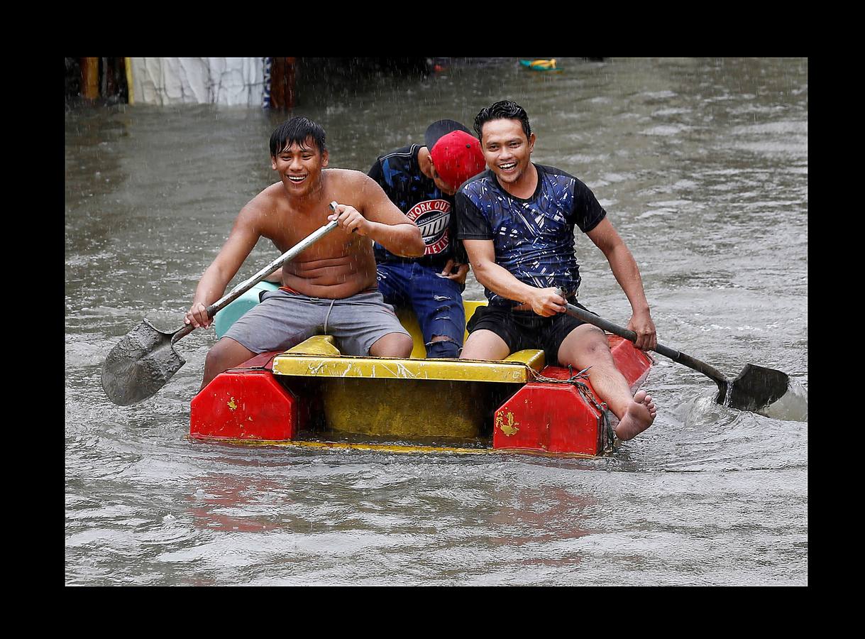 En Filipinas, cuando llueve, llueve de verdad. Las calles se inundan, los mares se vuelven peligrosos, algunas rutas quedan intransitables y son habituales las cancelaciones de los ferrys y autobuses. Es lo que sucede estos días en varias provincias del Área de Manila y regiones cercanas. Las intensas precipitaciones generadas por el monzón del sudoeste y el paso de la tormenta tropical Son-Tinh han provocado serias inundaciones en estas zonas. Pero lo más complicado son los tifones, que pueden llegar en cualquier momento entre junio y finales de noviembre, en especial en las islas de Visayas y Luzón, donde están tomadas una parte de las fotografías.