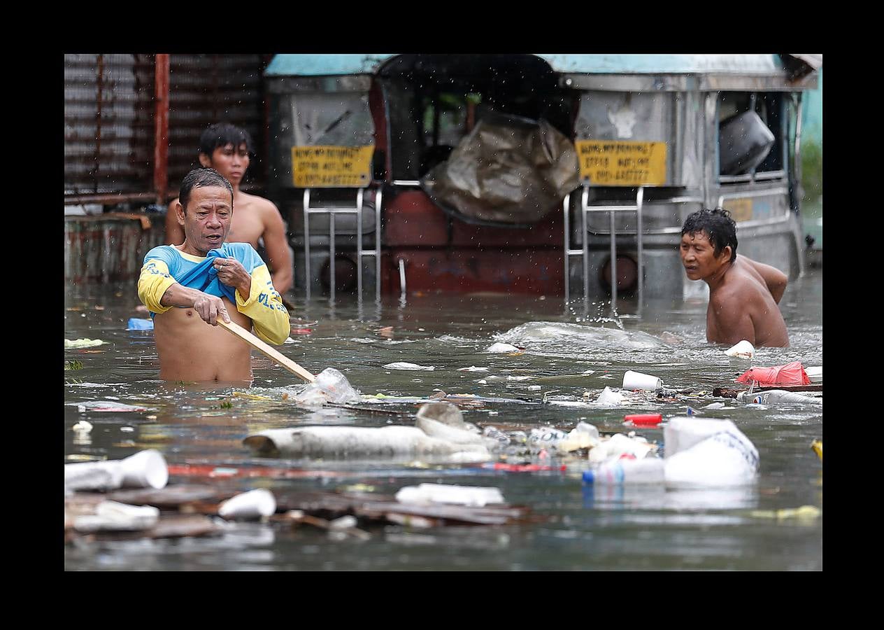 En Filipinas, cuando llueve, llueve de verdad. Las calles se inundan, los mares se vuelven peligrosos, algunas rutas quedan intransitables y son habituales las cancelaciones de los ferrys y autobuses. Es lo que sucede estos días en varias provincias del Área de Manila y regiones cercanas. Las intensas precipitaciones generadas por el monzón del sudoeste y el paso de la tormenta tropical Son-Tinh han provocado serias inundaciones en estas zonas. Pero lo más complicado son los tifones, que pueden llegar en cualquier momento entre junio y finales de noviembre, en especial en las islas de Visayas y Luzón, donde están tomadas una parte de las fotografías.