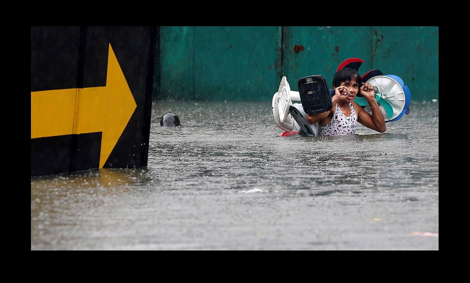 En Filipinas, cuando llueve, llueve de verdad. Las calles se inundan, los mares se vuelven peligrosos, algunas rutas quedan intransitables y son habituales las cancelaciones de los ferrys y autobuses. Es lo que sucede estos días en varias provincias del Área de Manila y regiones cercanas. Las intensas precipitaciones generadas por el monzón del sudoeste y el paso de la tormenta tropical Son-Tinh han provocado serias inundaciones en estas zonas. Pero lo más complicado son los tifones, que pueden llegar en cualquier momento entre junio y finales de noviembre, en especial en las islas de Visayas y Luzón, donde están tomadas una parte de las fotografías.