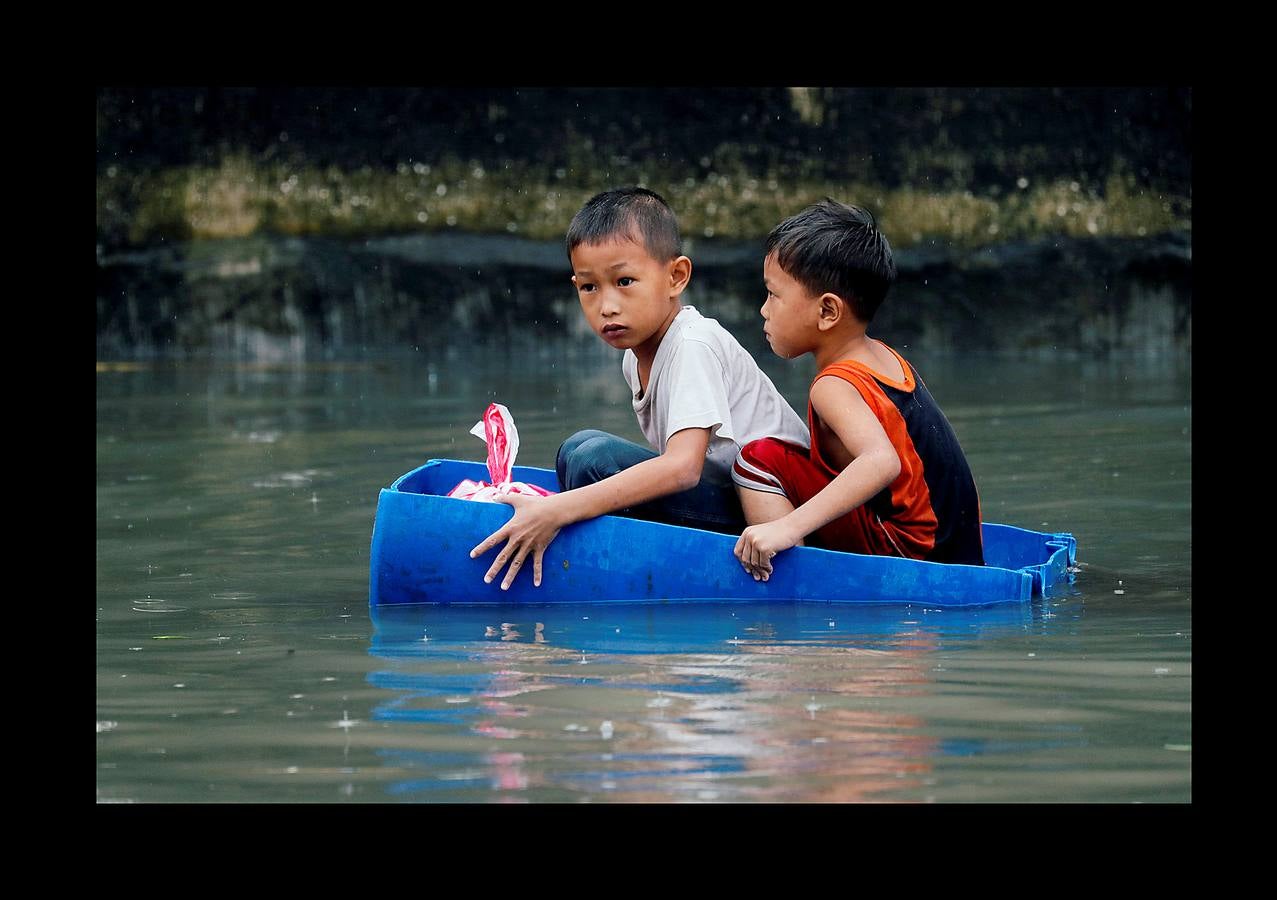 En Filipinas, cuando llueve, llueve de verdad. Las calles se inundan, los mares se vuelven peligrosos, algunas rutas quedan intransitables y son habituales las cancelaciones de los ferrys y autobuses. Es lo que sucede estos días en varias provincias del Área de Manila y regiones cercanas. Las intensas precipitaciones generadas por el monzón del sudoeste y el paso de la tormenta tropical Son-Tinh han provocado serias inundaciones en estas zonas. Pero lo más complicado son los tifones, que pueden llegar en cualquier momento entre junio y finales de noviembre, en especial en las islas de Visayas y Luzón, donde están tomadas una parte de las fotografías.