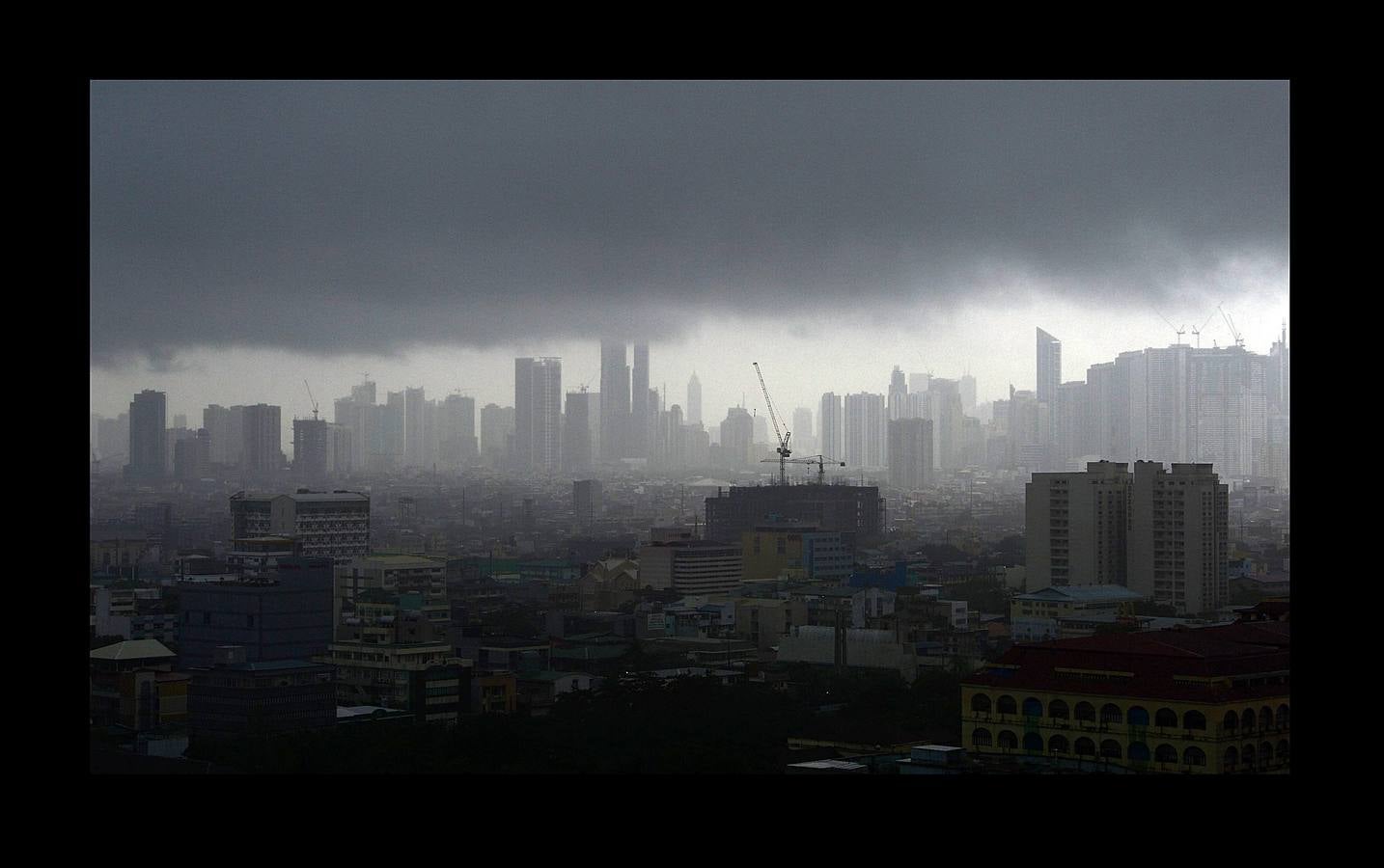 En Filipinas, cuando llueve, llueve de verdad. Las calles se inundan, los mares se vuelven peligrosos, algunas rutas quedan intransitables y son habituales las cancelaciones de los ferrys y autobuses. Es lo que sucede estos días en varias provincias del Área de Manila y regiones cercanas. Las intensas precipitaciones generadas por el monzón del sudoeste y el paso de la tormenta tropical Son-Tinh han provocado serias inundaciones en estas zonas. Pero lo más complicado son los tifones, que pueden llegar en cualquier momento entre junio y finales de noviembre, en especial en las islas de Visayas y Luzón, donde están tomadas una parte de las fotografías.