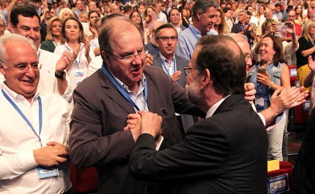 Juan Vcente Herrera saluda a Mariano Rajoy en un instante del Congreso del PP este viernes.