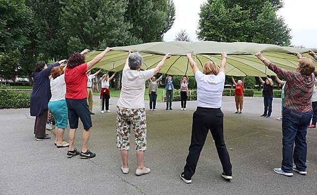 Ejercicios de los mayores en los parques.