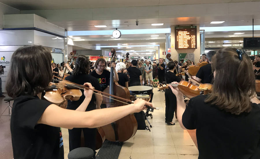 La Joven Orquesta de Castilla y León ofreció un pequeño concierto en la estación de Chamartín