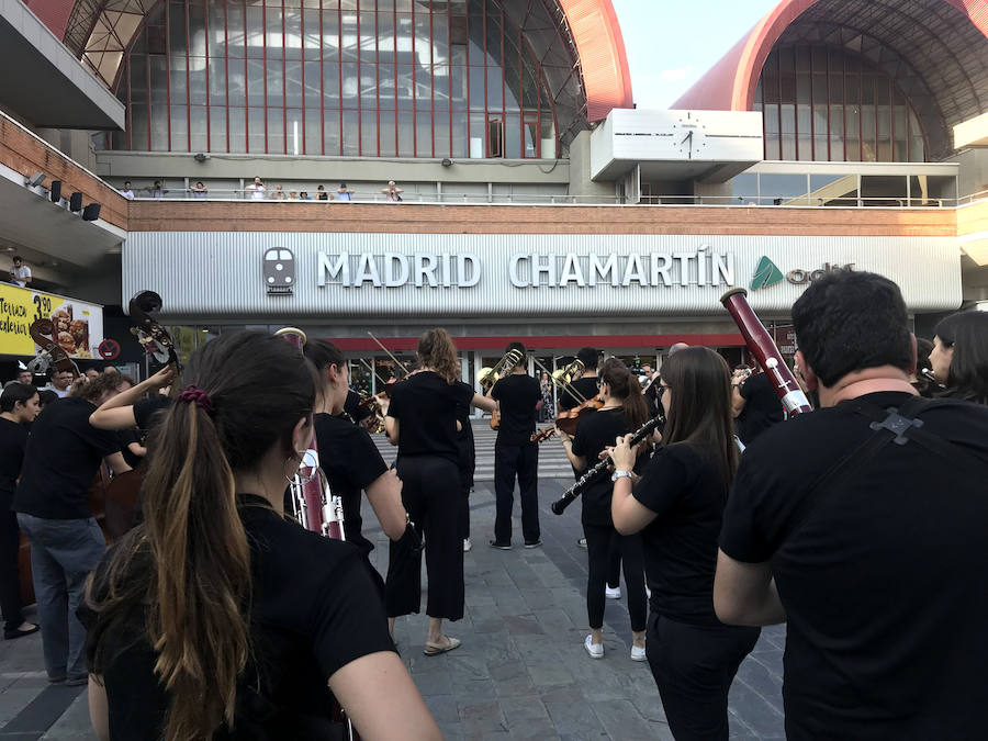 La Joven Orquesta de Castilla y León ofreció un pequeño concierto en la estación de Chamartín