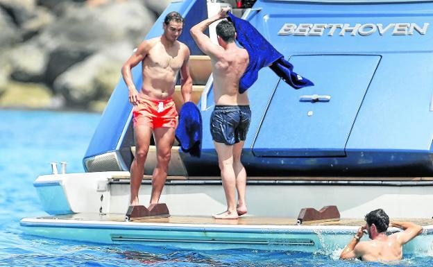 Rafa Nadal, con unos amigos en la plataforma de popa de su yate 'Beethoven' en aguas de Baleares.