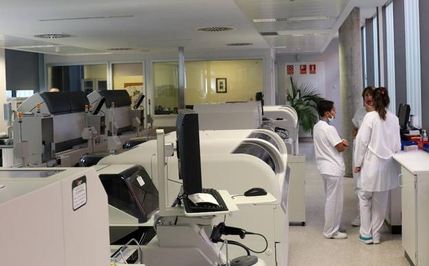 Un grupo de enfermeras dialoga en el Hospital Río Hortega de Valladolid. 