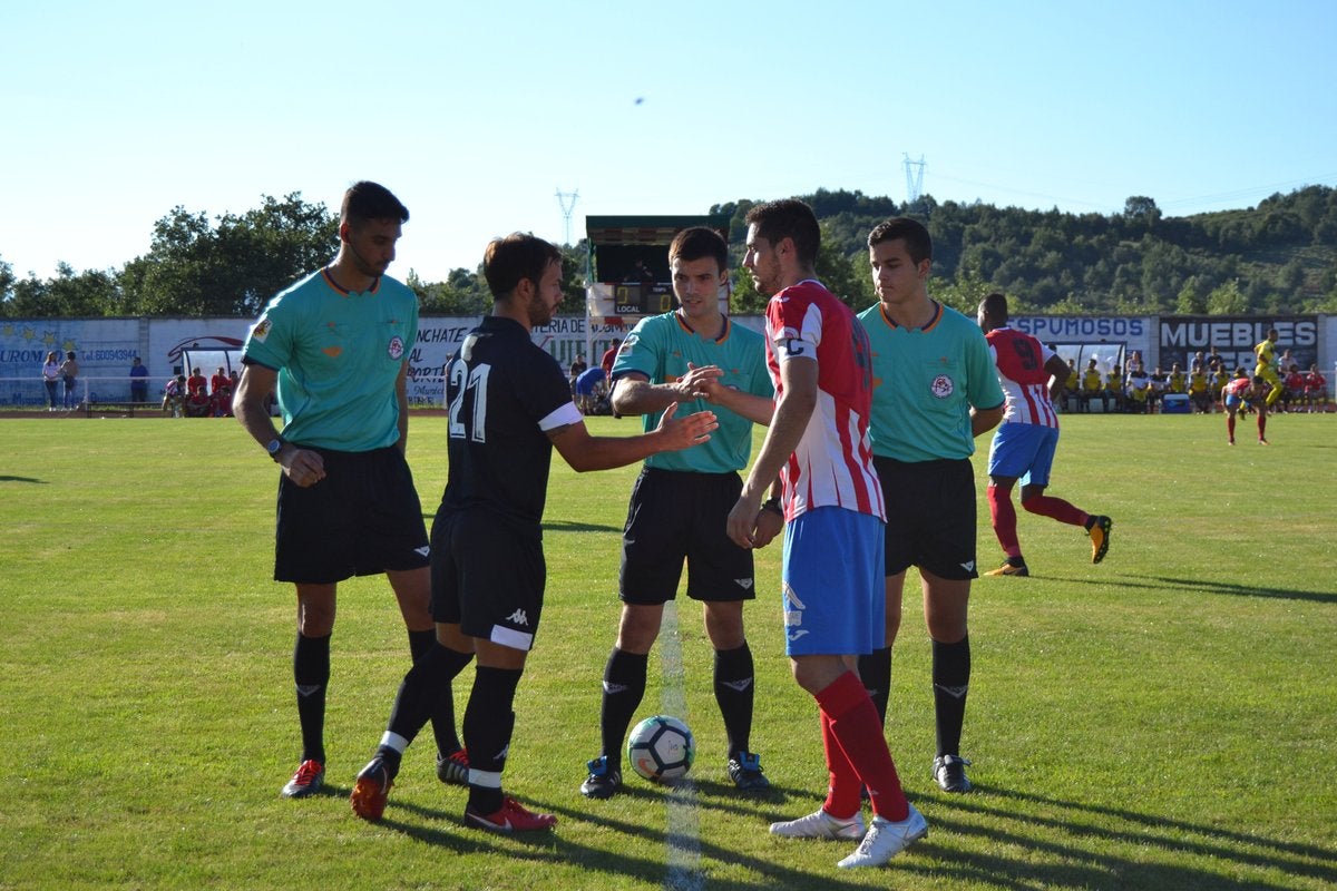 Saludo de los capitanes antes del inicio del partido