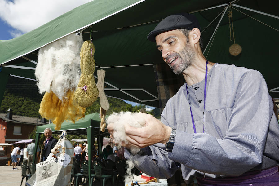 Fotos: Inauguración de la XII Muestra de Artesanía y Oficios Tradicionales de Murias de Paredes