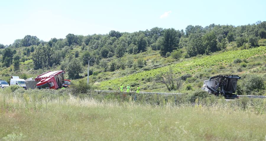 Fotos: Arde un camión tras un accidente en la A-6