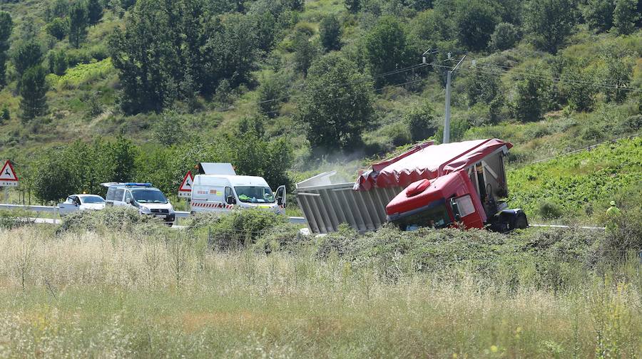 Fotos: Arde un camión tras un accidente en la A-6
