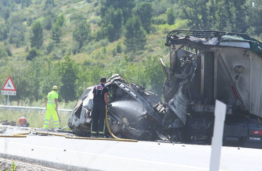Fotos: Arde un camión tras un accidente en la A-6
