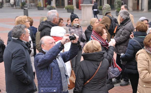 Turistas toman fotografías en la Plaza Mayor de Valladolid.