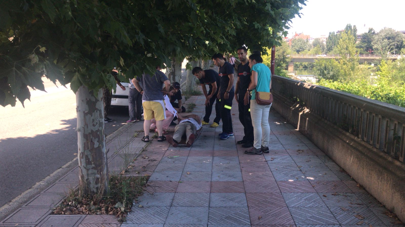 Efectivos de los Bomberos de León asistieron en un primer momento al varón, que fue trasladado en ambulancia al Hospital