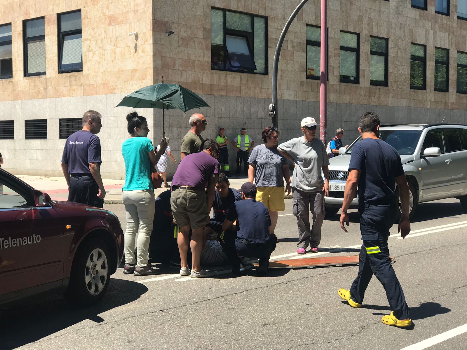 Efectivos de los Bomberos de León asistieron en un primer momento al varón, que fue trasladado en ambulancia al Hospital